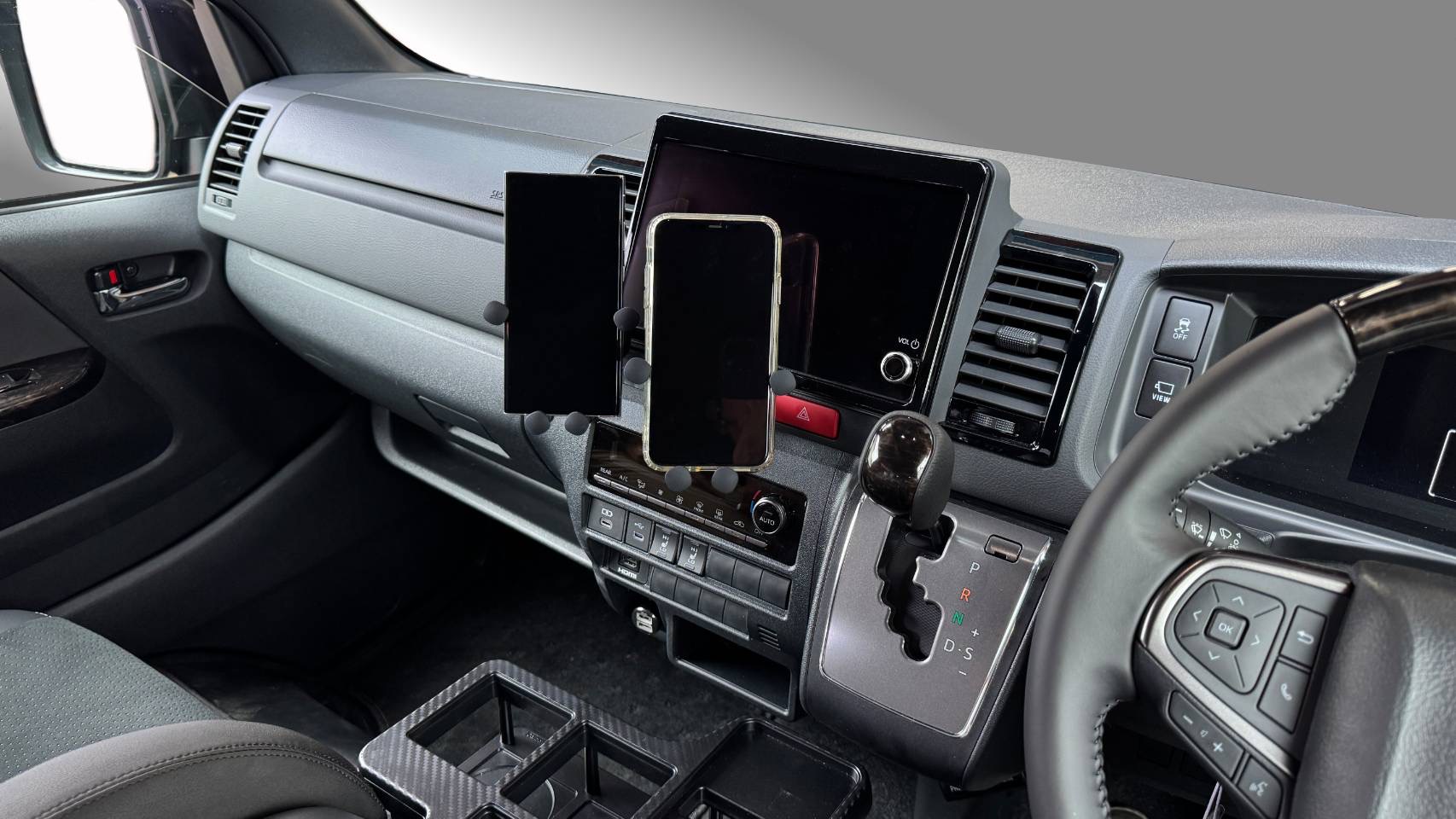 スマホホルダーを装着したジムニー車内